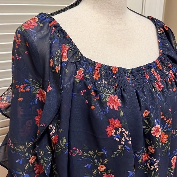 28. Love & Piece Boho Cropped Top in Floral - Picture 4 of 10